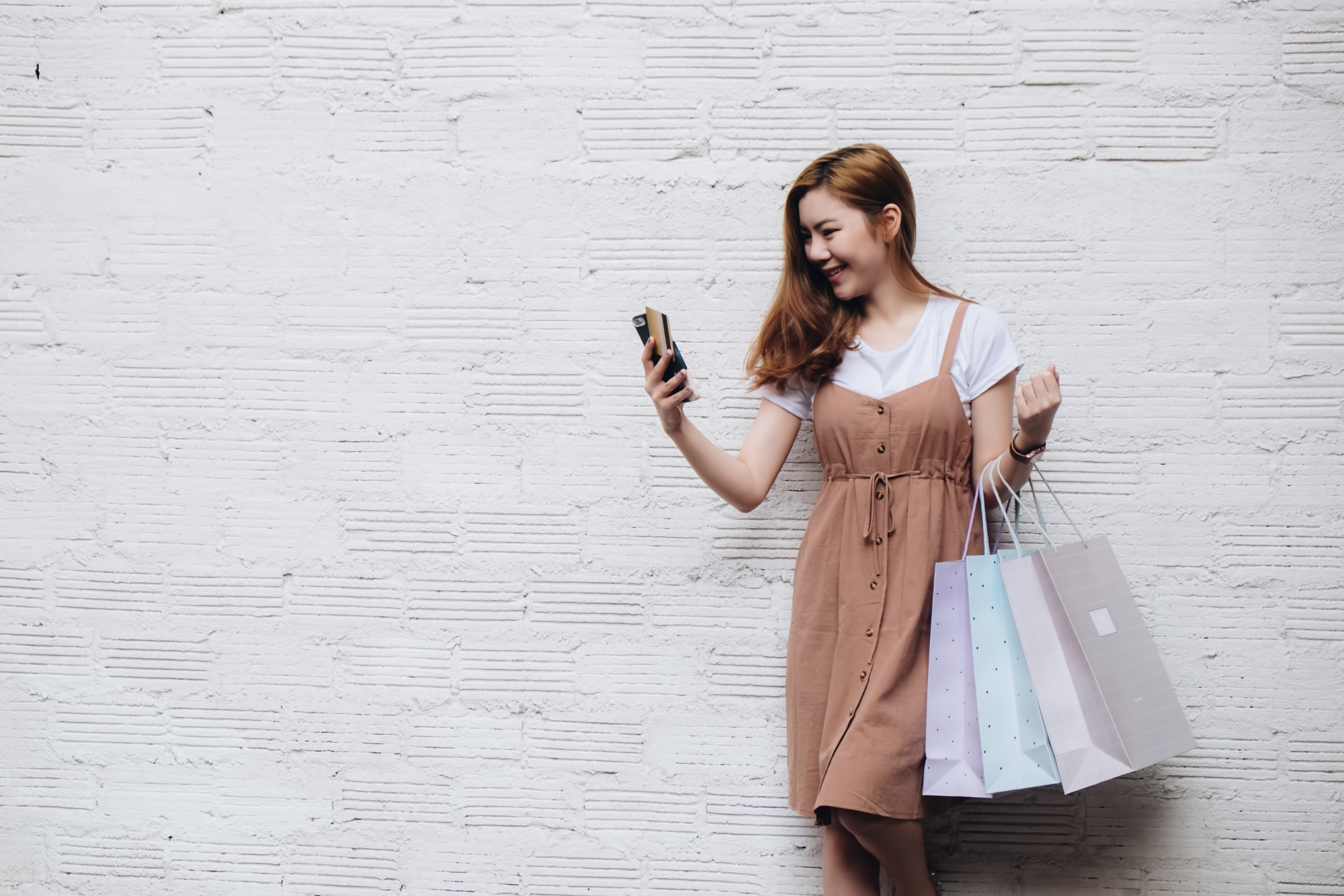 Zufriedener Kunde mit genehmigtem Kredit